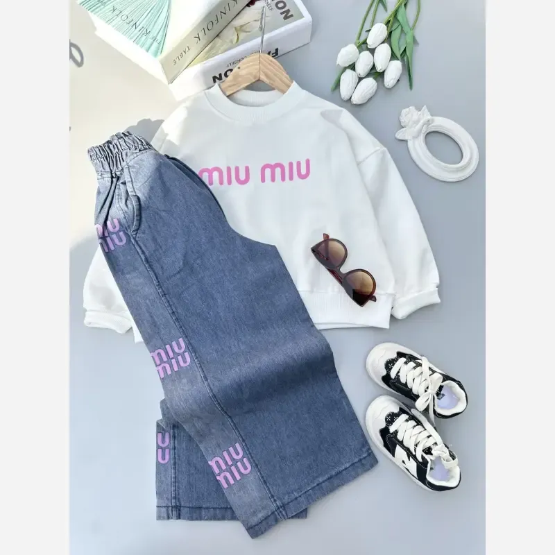 ست بلوز و شلوار لی دخترانه بچگانه طرح Miu Miu دورس لاکرا پاییزه سایز 45 تا 70 - تصویر 2