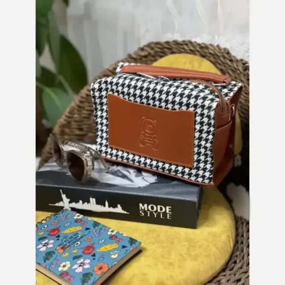 کیف زنانه Moschino جنس فوتر ابعاد 15 در 21 سانت